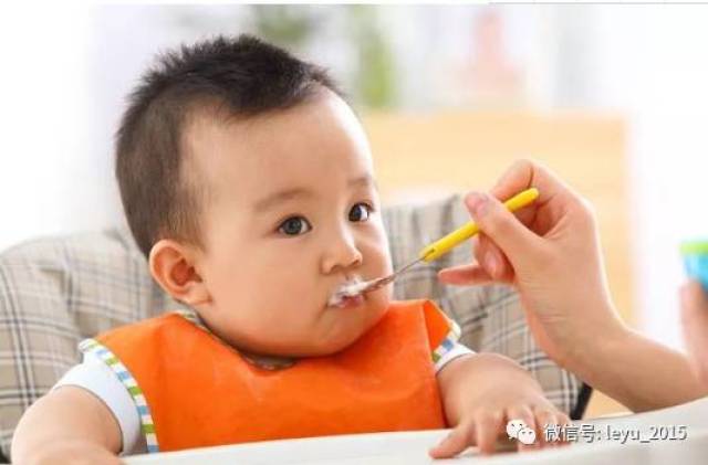 六个月的宝宝能吃鱼吗？关于婴幼儿辅食添加的探讨